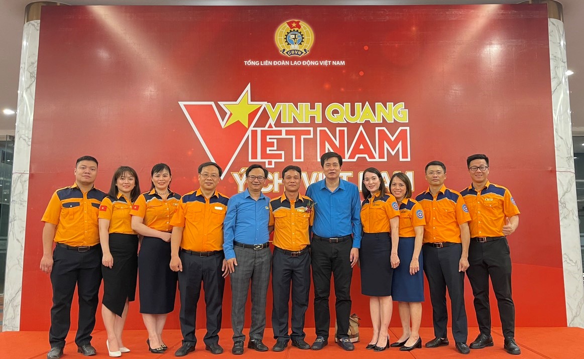 A group of people posing for a photoDescription automatically generated