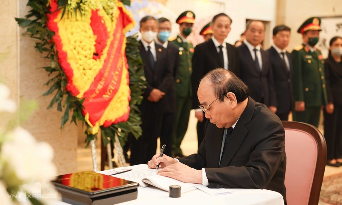 Chủ tịch nước Nguyễn Xuân Phúc ghi sổ tang trong lễ viếng do Đại sứ quán Nhật Bản tại Việt Nam tổ chức ngày 11/7. Ảnh: Giang Huy.